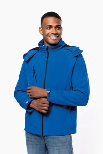 Foto van een man in een warme softshell jas van merk Kariban, type K413