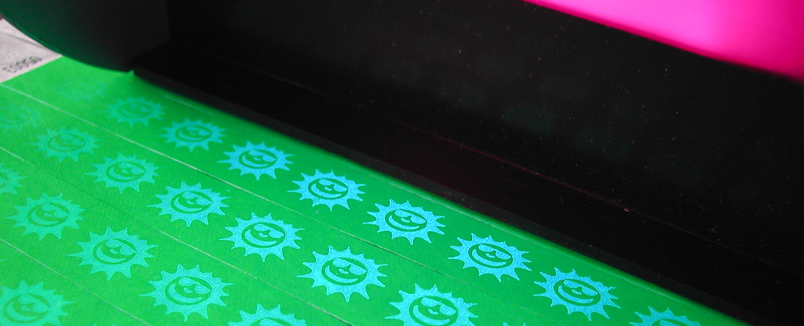 tyvek polsbandjes bedrukt met onzichtbare inkt waarbij de inkt oplicht onder blacklight