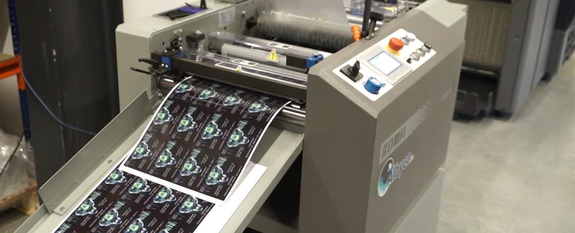 lamineermachine voor drukwerk in actie