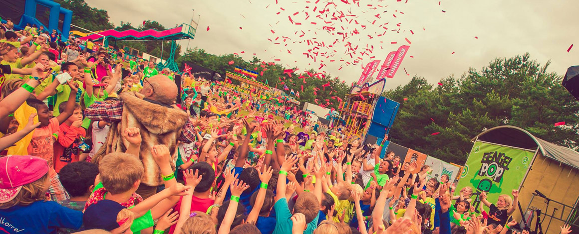 een overzichtsfoto van kinderfestival Bengelpop in Balen terwijl het volop aan de gang is met enthousiaste kids voor het podium