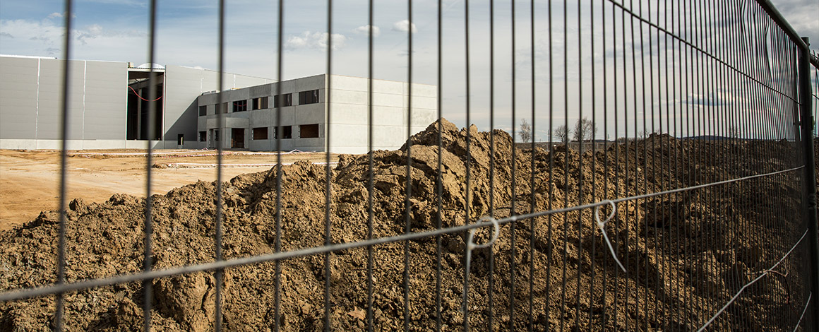 bouwwerf zichtbaar achter bouwhekken