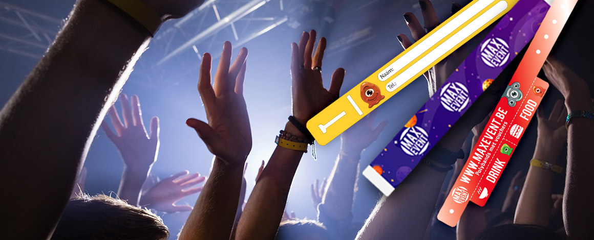 verschillende types van event polsbandjes afgebeeld bij een feestend publiek