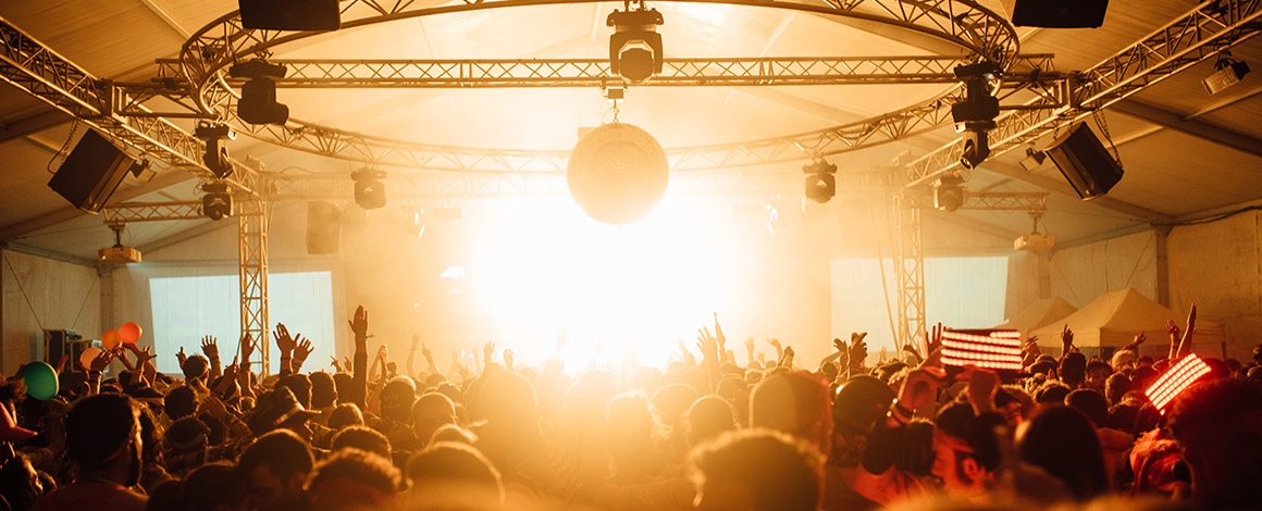 Laatste 100 dagen fuif in een tent met discobar en een losbarstend feest