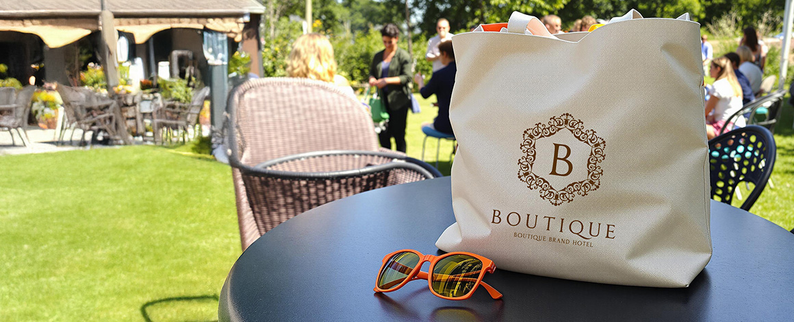 mooie bedrukte totebag en zonnebril op een tafel bij een personeelsfeest outdoor