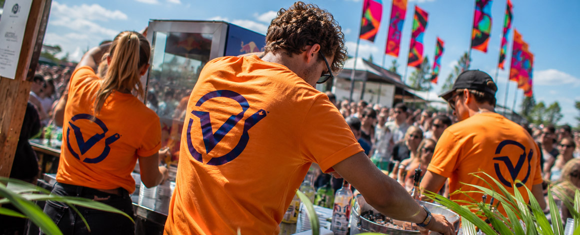 festivalcrew aan het werk in bedrukte oranje t-shirts