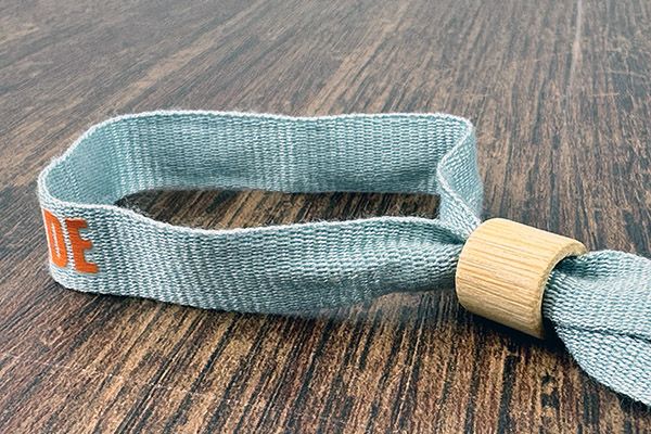 polsbandjes van bamboe stof bedrukt in 1 kleur en met bamboe houten sluiting