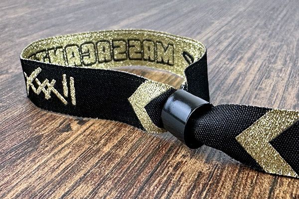 geweven polsbandjes met zwarte plastic schuifsluiting en gouden metallic garen