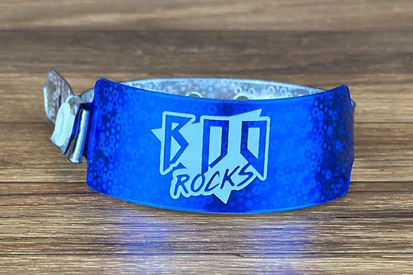 breed blauw holografisch polsbandjes met witte print