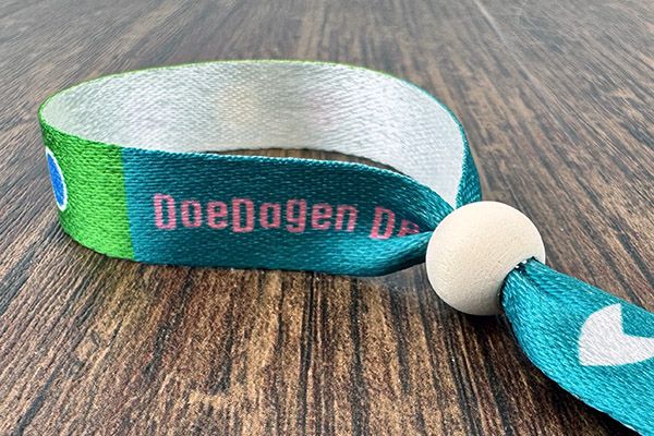 stoffen PET polsbandjes met houten parel-sluiting