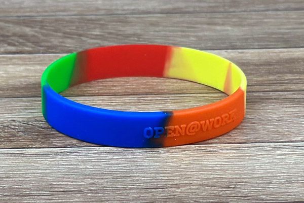 siliconen polsbandjes met meerdere gescheiden kleuren (sectionele kleuren) en een reliëf opdruk (embossed)