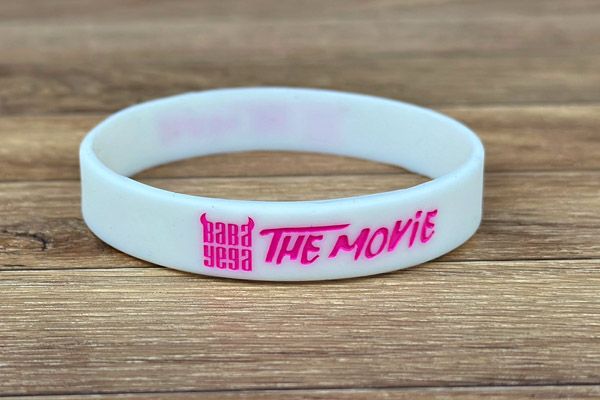 witte siliconen armbandjes met een gegraveerd ontwerp dat opgevuld is met roze inkt voor baba yega the movie