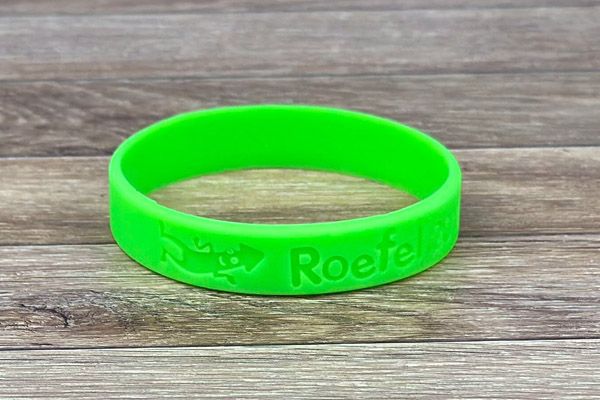 felgroene siliconen polsbandjes op kidsmaat voor Roefel met diepdruk (debossed)