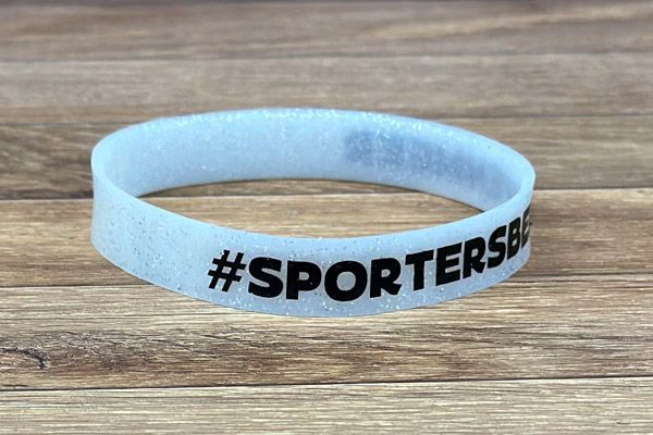 witte siliconen polsbandjes met glitter en een zwarte bedrukking