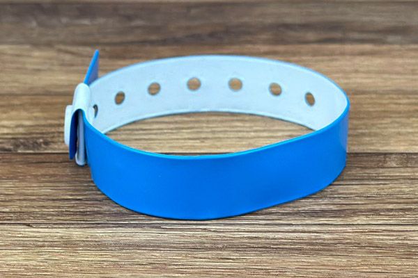 smal vinyl polsbandjes in zacht blauwe kleur