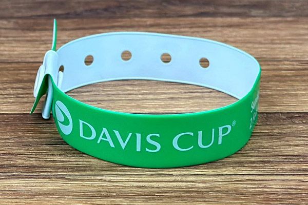 smal plastic polsbandje in groen met witte opdruk voor Davis Cup