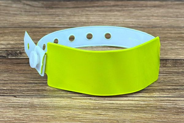 verbreed vinyl polsbandjes in fel geel